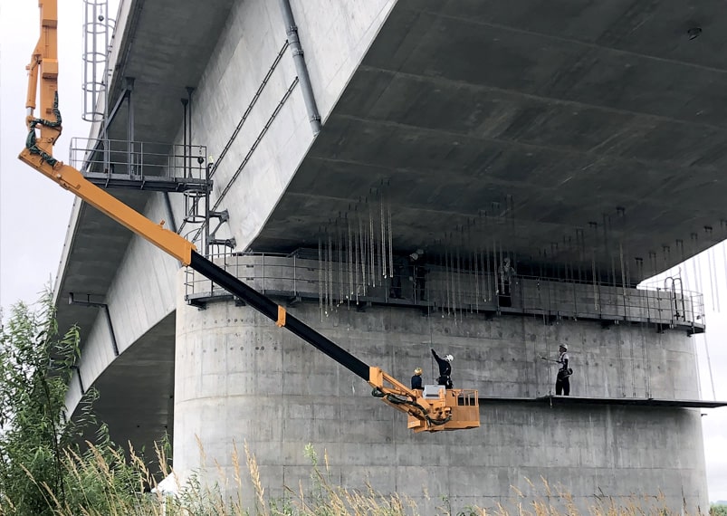 高所作業車による調査 写真